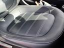 運転席の座面にスレや破れ等はございません。詳しくはフリーコール0078-6041-9767へお気軽にお問合せ下さい