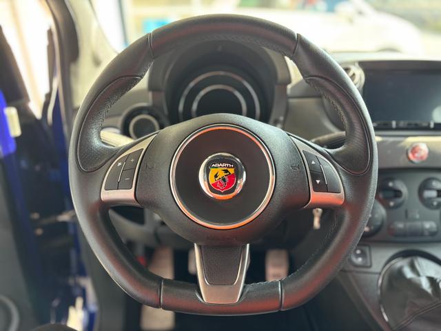 ステアリングも美しいコンディションです