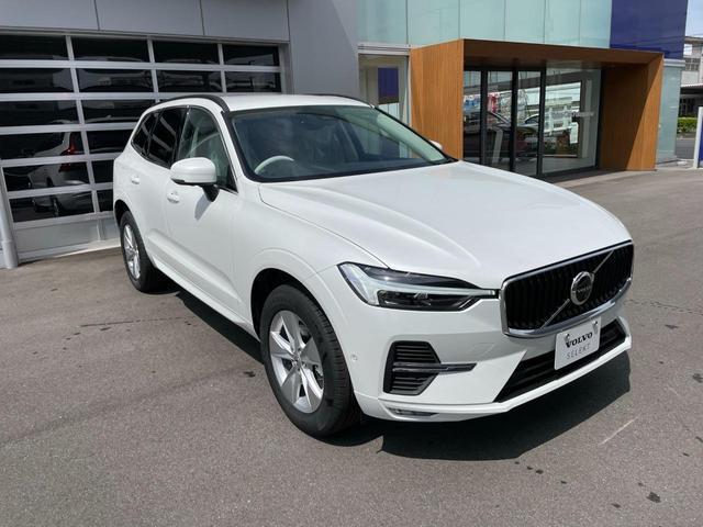 ＸＣ６０ プラス　Ｂ５　登録済未使用車　本革シート　ドリフトウッドパネル　前後シートヒーター　ステアリングヒーター　４ゾーンフルオートエアコン　パイロットアシスト　ＬＥＤライト　グーグルシステム　ダークティンテッドガラス（9枚目）