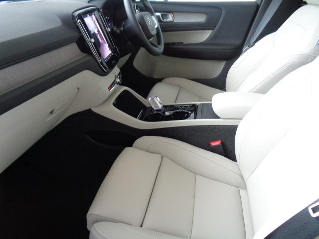 XC40 ウルトラ B4 AWD 電子制御AWDシステム ハーマンカードプレミアムサウンドシステム FRシートヒーター グーグルアプリ ステアリングホイールヒーター 専用オレフォス社製クリスタル・シフトノブ(7枚目)