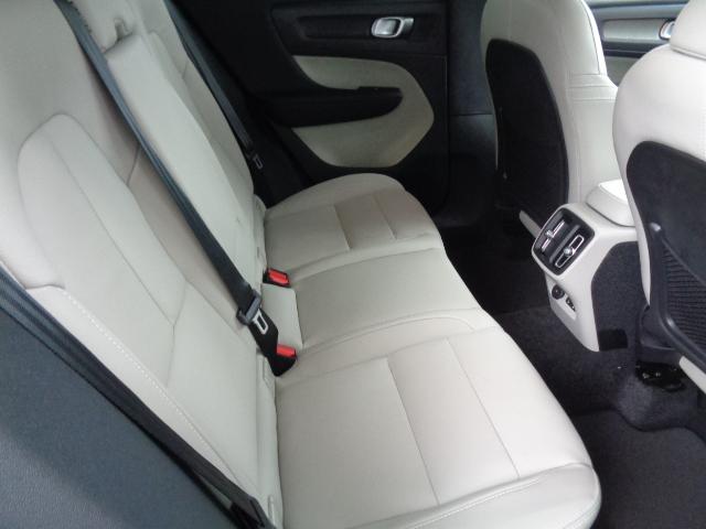 XC40 ウルトラ B4 AWD 電子制御AWDシステム ハーマンカードプレミアムサウンドシステム FRシートヒーター グーグルアプリ ステアリングホイールヒーター 専用オレフォス社製クリスタル・シフトノブ(8枚目)