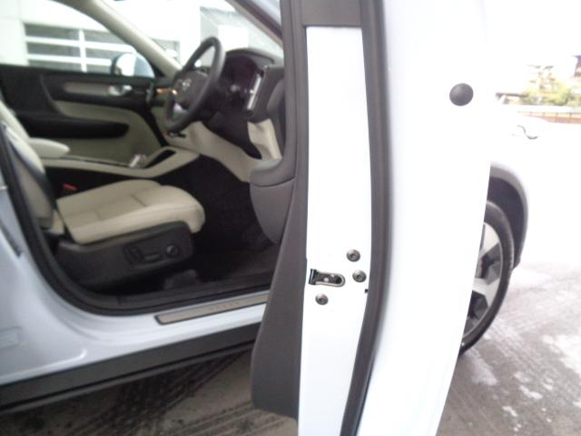 XC40 ウルトラ B4 AWD 電子制御AWDシステム ハーマンカードプレミアムサウンドシステム FRシートヒーター グーグルアプリ ステアリングホイールヒーター 専用オレフォス社製クリスタル・シフトノブ(13枚目)