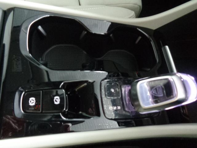 XC40 ウルトラ B4 AWD 電子制御AWDシステム ハーマンカードプレミアムサウンドシステム FRシートヒーター グーグルアプリ ステアリングホイールヒーター 専用オレフォス社製クリスタル・シフトノブ(19枚目)