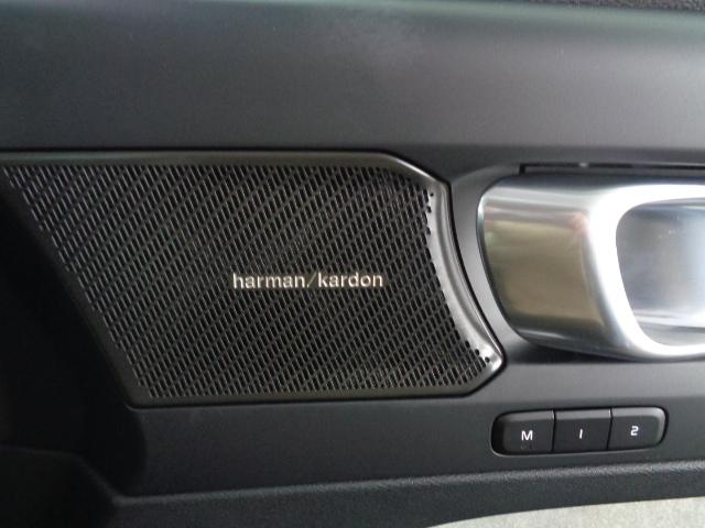 XC40 ウルトラ B4 AWD 電子制御AWDシステム ハーマンカードプレミアムサウンドシステム FRシートヒーター グーグルアプリ ステアリングホイールヒーター 専用オレフォス社製クリスタル・シフトノブ(20枚目)