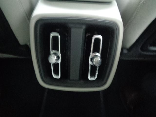 XC40 ウルトラ B4 AWD 電子制御AWDシステム ハーマンカードプレミアムサウンドシステム FRシートヒーター グーグルアプリ ステアリングホイールヒーター 専用オレフォス社製クリスタル・シフトノブ(21枚目)