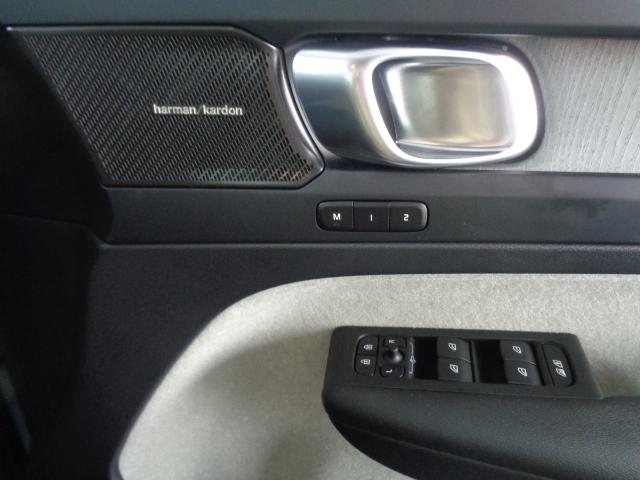 XC40 ウルトラ B4 AWD 電子制御AWDシステム ハーマンカードプレミアムサウンドシステム FRシートヒーター グーグルアプリ ステアリングホイールヒーター 専用オレフォス社製クリスタル・シフトノブ(30枚目)