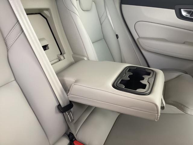 ＸＣ６０ リチャージアルティメトＴ６ＡＷＤプラグインハイブリド　本革マッサージエアコンシート　電動ガラスサンルーフ　ＬＥＤヘッドライト　Ｇｏｏｇｌｅシステム　ＥＴＣ　ハーマンカードンオーディオ　ヘッドアップディスプレイ　ＥＴＣ　４座シートヒータ　ＬＥＤヘッドライト（18枚目）