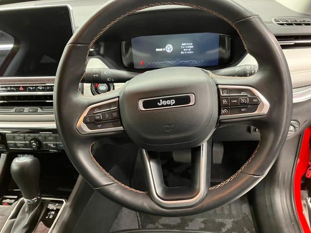 ジープ・コンパス リミテッド　前後ドラレコ　黒革　ワイヤレスＡｐｐｌｅＣａｒＰｌａｙ　ＡｎｄｒｏｉｄＡｕｔｏ　３６０°カメラ　ＴＶナビ　シートヒーター　ハンドルヒーター　パワーバックドア　アダプティブクルーズ　ＥＴＣ　純正１８ＡＷ（12枚目）