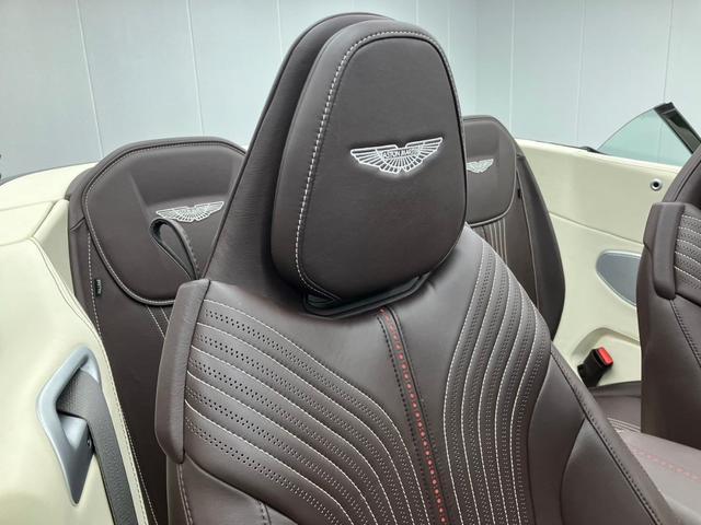 ＤＢ１１ Ｖ８　ヴォランテ　電動ソフトトップ　ブラウンレザー　３６０°カメラ　ナビＴＶ　ランバーサポート機能　純正２０ＡＷ　温冷シート　ボディ下部ブラック　レッドキャリパー　スモークテール　ＬＥＤ　ＥＴＣ（76枚目）