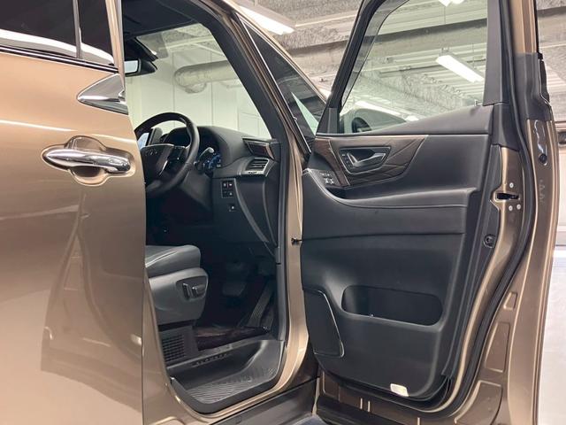 アルファードハイブリッド エグゼクティブラウンジ ユニバーサルステップ ブラックレザー 内蔵型ドラレコ TVキャンセラー 後席タブレット2個 フリップダウンモニター ムーンルーフ JBL 純正19AW 温冷シートデジタルミラー HUD ワイヤレス充電(22枚目)