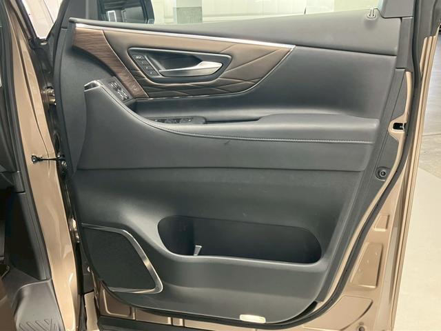 アルファードハイブリッド エグゼクティブラウンジ ユニバーサルステップ ブラックレザー 内蔵型ドラレコ TVキャンセラー 後席タブレット2個 フリップダウンモニター ムーンルーフ JBL 純正19AW 温冷シートデジタルミラー HUD ワイヤレス充電(23枚目)