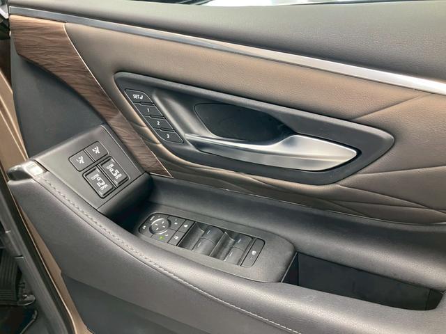 アルファードハイブリッド エグゼクティブラウンジ ユニバーサルステップ ブラックレザー 内蔵型ドラレコ TVキャンセラー 後席タブレット2個 フリップダウンモニター ムーンルーフ JBL 純正19AW 温冷シートデジタルミラー HUD ワイヤレス充電(24枚目)