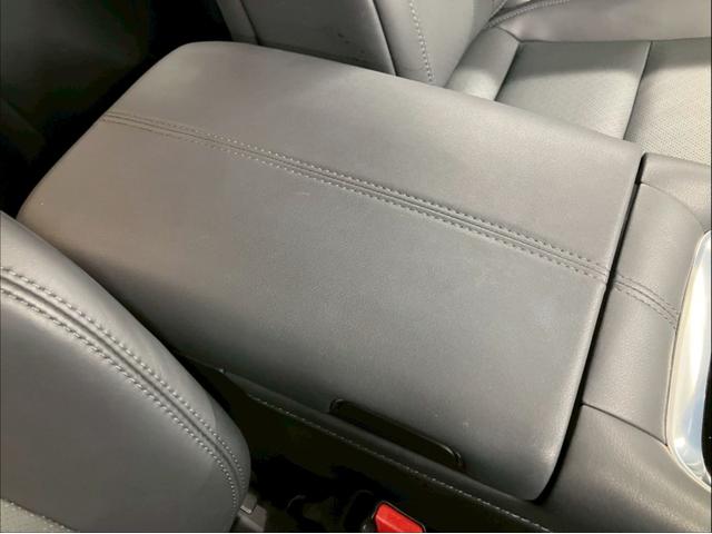 アルファードハイブリッド エグゼクティブラウンジ ユニバーサルステップ ブラックレザー 内蔵型ドラレコ TVキャンセラー 後席タブレット2個 フリップダウンモニター ムーンルーフ JBL 純正19AW 温冷シートデジタルミラー HUD ワイヤレス充電(43枚目)