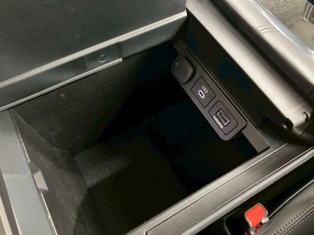 アルファードハイブリッド エグゼクティブラウンジ ユニバーサルステップ ブラックレザー 内蔵型ドラレコ TVキャンセラー 後席タブレット2個 フリップダウンモニター ムーンルーフ JBL 純正19AW 温冷シートデジタルミラー HUD ワイヤレス充電(44枚目)