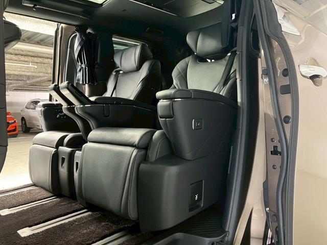 アルファードハイブリッド エグゼクティブラウンジ ユニバーサルステップ ブラックレザー 内蔵型ドラレコ TVキャンセラー 後席タブレット2個 フリップダウンモニター ムーンルーフ JBL 純正19AW 温冷シートデジタルミラー HUD ワイヤレス充電(53枚目)