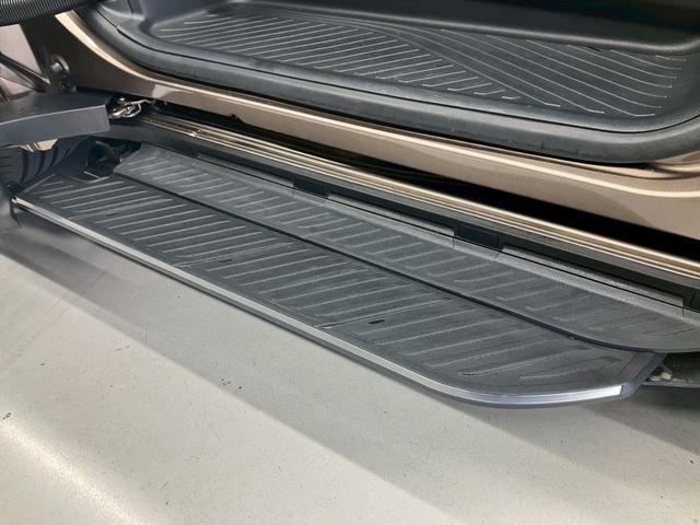 アルファードハイブリッド エグゼクティブラウンジ ユニバーサルステップ ブラックレザー 内蔵型ドラレコ TVキャンセラー 後席タブレット2個 フリップダウンモニター ムーンルーフ JBL 純正19AW 温冷シートデジタルミラー HUD ワイヤレス充電(56枚目)