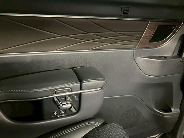 アルファードハイブリッド エグゼクティブラウンジ ユニバーサルステップ ブラックレザー 内蔵型ドラレコ TVキャンセラー 後席タブレット2個 フリップダウンモニター ムーンルーフ JBL 純正19AW 温冷シートデジタルミラー HUD ワイヤレス充電(64枚目)