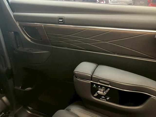 アルファードハイブリッド エグゼクティブラウンジ ユニバーサルステップ ブラックレザー 内蔵型ドラレコ TVキャンセラー 後席タブレット2個 フリップダウンモニター ムーンルーフ JBL 純正19AW 温冷シートデジタルミラー HUD ワイヤレス充電(65枚目)