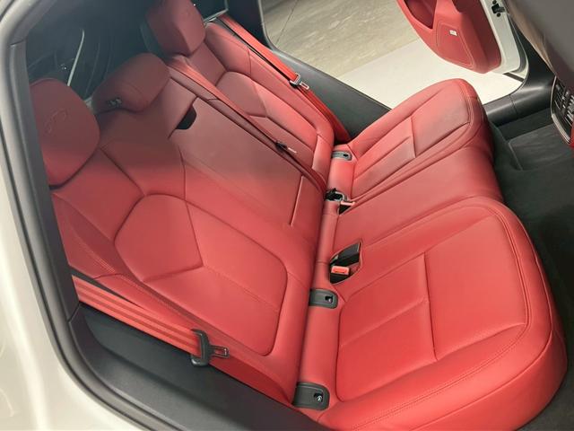 マカン マカンGTS 1オーナー OP275 赤レザー パノラマルーフ BOSEサラウンド RS純正21AWスポクロPKG 14way電動 アダプティブエアサス ハンドルヒーターカーボンインテリアPKG PDLS PLus(7枚目)