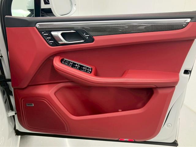 マカン マカンGTS 1オーナー OP275 赤レザー パノラマルーフ BOSEサラウンド RS純正21AWスポクロPKG 14way電動 アダプティブエアサス ハンドルヒーターカーボンインテリアPKG PDLS PLus(22枚目)
