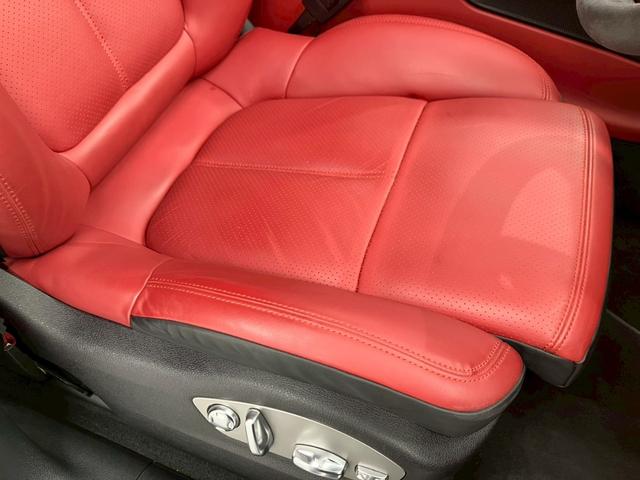 マカン マカンGTS 1オーナー OP275 赤レザー パノラマルーフ BOSEサラウンド RS純正21AWスポクロPKG 14way電動 アダプティブエアサス ハンドルヒーターカーボンインテリアPKG PDLS PLus(26枚目)