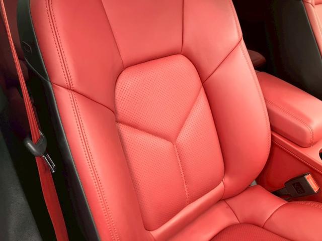マカン マカンGTS 1オーナー OP275 赤レザー パノラマルーフ BOSEサラウンド RS純正21AWスポクロPKG 14way電動 アダプティブエアサス ハンドルヒーターカーボンインテリアPKG PDLS PLus(27枚目)