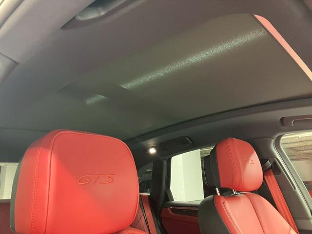 マカン マカンGTS 1オーナー OP275 赤レザー パノラマルーフ BOSEサラウンド RS純正21AWスポクロPKG 14way電動 アダプティブエアサス ハンドルヒーターカーボンインテリアPKG PDLS PLus(30枚目)