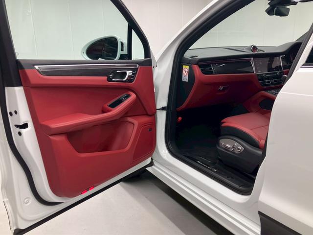 マカン マカンGTS 1オーナー OP275 赤レザー パノラマルーフ BOSEサラウンド RS純正21AWスポクロPKG 14way電動 アダプティブエアサス ハンドルヒーターカーボンインテリアPKG PDLS PLus(43枚目)