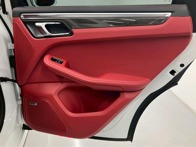マカン マカンGTS 1オーナー OP275 赤レザー パノラマルーフ BOSEサラウンド RS純正21AWスポクロPKG 14way電動 アダプティブエアサス ハンドルヒーターカーボンインテリアPKG PDLS PLus(54枚目)