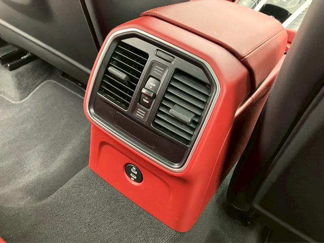 マカン マカンGTS 1オーナー OP275 赤レザー パノラマルーフ BOSEサラウンド RS純正21AWスポクロPKG 14way電動 アダプティブエアサス ハンドルヒーターカーボンインテリアPKG PDLS PLus(57枚目)