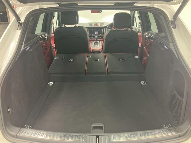 マカン マカンGTS 1オーナー OP275 赤レザー パノラマルーフ BOSEサラウンド RS純正21AWスポクロPKG 14way電動 アダプティブエアサス ハンドルヒーターカーボンインテリアPKG PDLS PLus(65枚目)