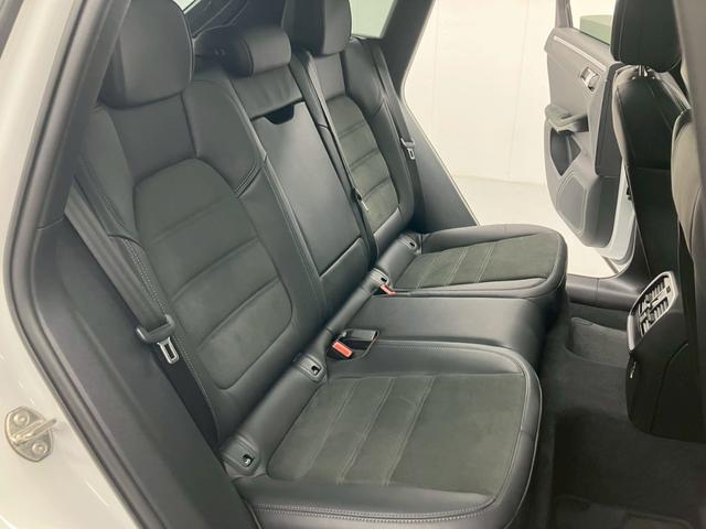 マカン マカンGTS キャララホワイト パノラマルーフ 黒ハーフレザー RSスパイダー純正21AW ハンドルヒーター プライバシーガラス パワステプラス サイドブレードエクステリア同色 ドラレコ エアサス機能360°カメラ(7枚目)