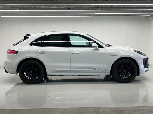 マカン マカンGTS キャララホワイト パノラマルーフ 黒ハーフレザー RSスパイダー純正21AW ハンドルヒーター プライバシーガラス パワステプラス サイドブレードエクステリア同色 ドラレコ エアサス機能360°カメラ(13枚目)