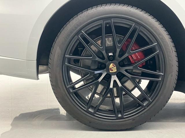 マカン マカンGTS キャララホワイト パノラマルーフ 黒ハーフレザー RSスパイダー純正21AW ハンドルヒーター プライバシーガラス パワステプラス サイドブレードエクステリア同色 ドラレコ エアサス機能360°カメラ(15枚目)