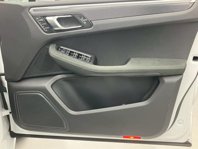 マカン マカンGTS キャララホワイト パノラマルーフ 黒ハーフレザー RSスパイダー純正21AW ハンドルヒーター プライバシーガラス パワステプラス サイドブレードエクステリア同色 ドラレコ エアサス機能360°カメラ(23枚目)