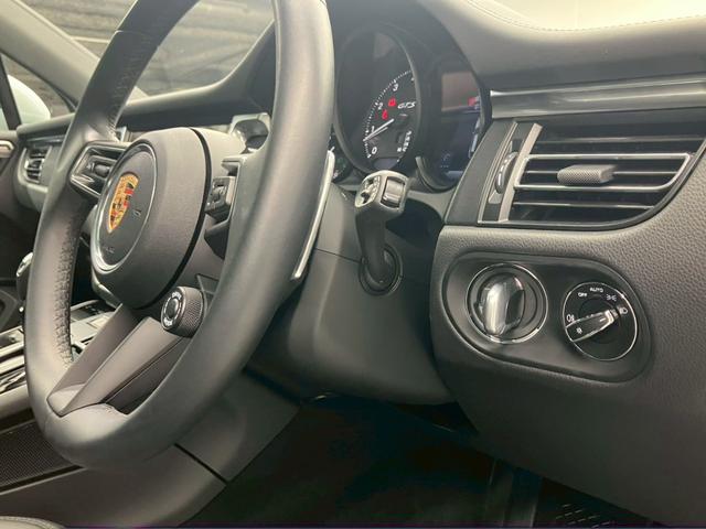 マカン マカンGTS キャララホワイト パノラマルーフ 黒ハーフレザー RSスパイダー純正21AW ハンドルヒーター プライバシーガラス パワステプラス サイドブレードエクステリア同色 ドラレコ エアサス機能360°カメラ(31枚目)