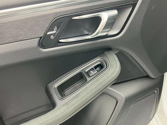 マカン マカンGTS キャララホワイト パノラマルーフ 黒ハーフレザー RSスパイダー純正21AW ハンドルヒーター プライバシーガラス パワステプラス サイドブレードエクステリア同色 ドラレコ エアサス機能360°カメラ(46枚目)