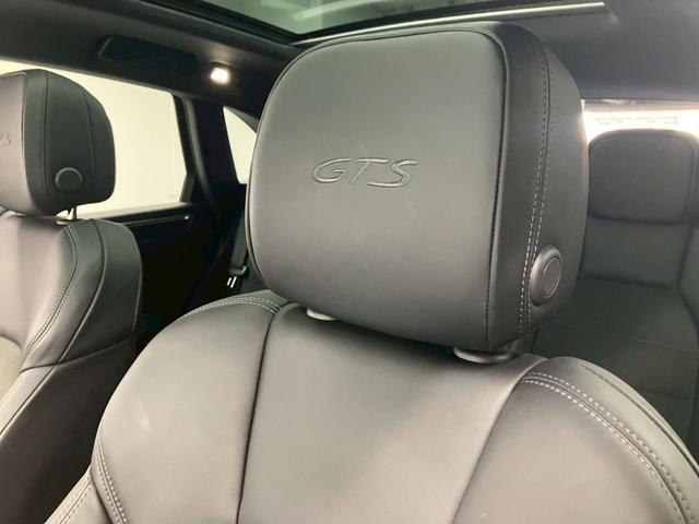 マカン マカンGTS キャララホワイト パノラマルーフ 黒ハーフレザー RSスパイダー純正21AW ハンドルヒーター プライバシーガラス パワステプラス サイドブレードエクステリア同色 ドラレコ エアサス機能360°カメラ(50枚目)