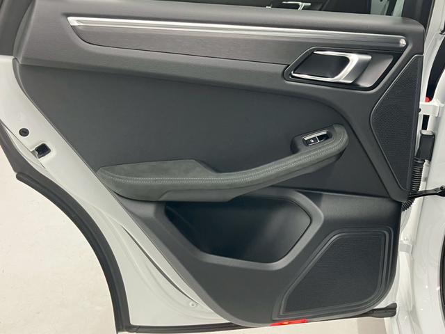 マカン マカンGTS キャララホワイト パノラマルーフ 黒ハーフレザー RSスパイダー純正21AW ハンドルヒーター プライバシーガラス パワステプラス サイドブレードエクステリア同色 ドラレコ エアサス機能360°カメラ(54枚目)