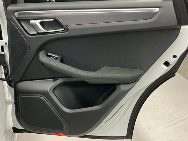 マカン マカンGTS キャララホワイト パノラマルーフ 黒ハーフレザー RSスパイダー純正21AW ハンドルヒーター プライバシーガラス パワステプラス サイドブレードエクステリア同色 ドラレコ エアサス機能360°カメラ(55枚目)