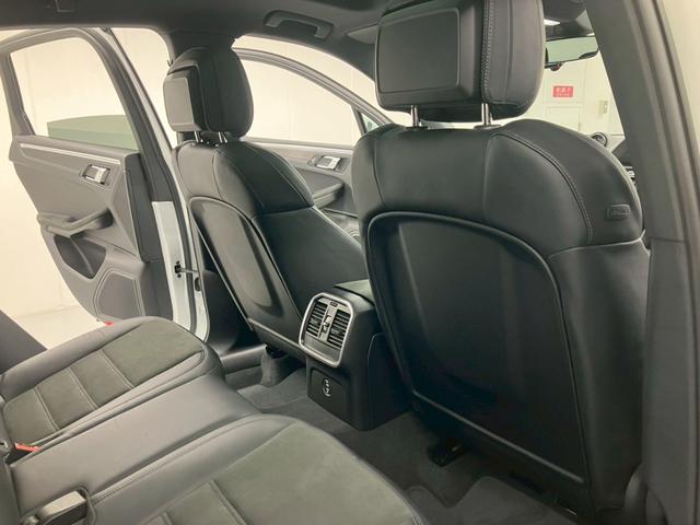 マカン マカンGTS キャララホワイト パノラマルーフ 黒ハーフレザー RSスパイダー純正21AW ハンドルヒーター プライバシーガラス パワステプラス サイドブレードエクステリア同色 ドラレコ エアサス機能360°カメラ(57枚目)