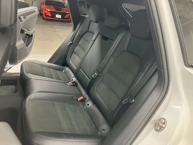 マカン マカンGTS キャララホワイト パノラマルーフ 黒ハーフレザー RSスパイダー純正21AW ハンドルヒーター プライバシーガラス パワステプラス サイドブレードエクステリア同色 ドラレコ エアサス機能360°カメラ(59枚目)