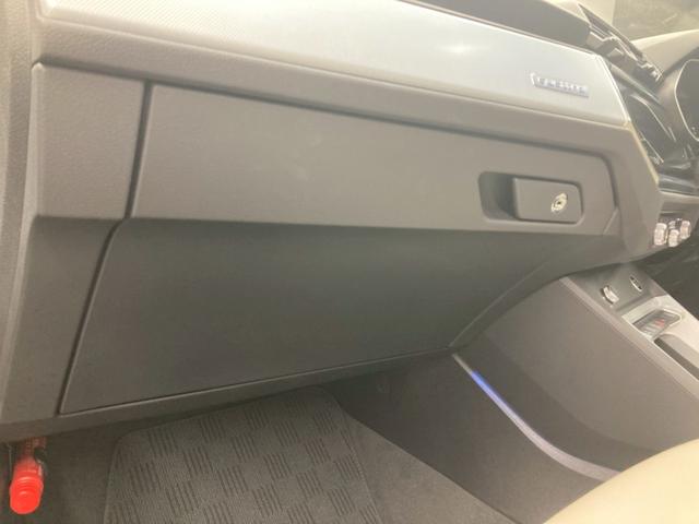 Ｑ３ ３５ＴＤＩクワトロアドバンスド　１オーナー　白レザー　前後ドラレコ　ワイヤレス充電　３６０°カメラ　純正１８ＡＷ　シートヒーター　パワーシート　パワーバックドア　ＡｐｐｌｅＣａｒＰｌａｙ　アンビエントライト　アダプティブクルーズ（52枚目）