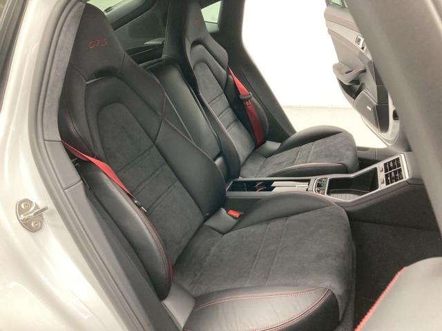 パナメーラ ＧＴＳ　１オーナー　ＯＰ２００　黒ハーフレザー　ＴＶ　ＰＤＣＣ　純正２０ＡＷサテンブラック　スポエグ　インテリアＰＫＧ　カーマインレッド　リアアクスル　レーンキプ　ポルシェエントリードライブ　プライバシガラス（6枚目）