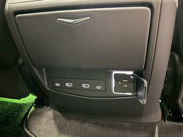 キャデラックエスカレード スポーツ　１オーナー　黒レザー　純正２４ＡＷ　５５インチディスプレイ　パワーオープン・ソフトクローズドア　ＡＫＧ　３６スピーカー　後席モニター　電動ステップ　マッサージ温冷シート　クーラーＢＯＸ　ＨＵＤ（68枚目）