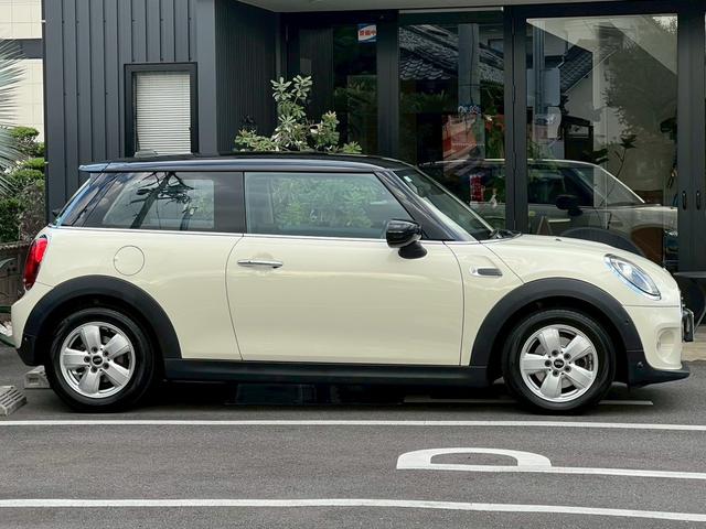 MINI クーパーD 液晶メーター:アクティブクルーズ:ヘッドアップディスプレイ:スマートキー:LEDフォグ:純正ナビ:Bluetooth:Pスタート:ユニオンジャックテールライト:ディーラー記録簿(5枚目)