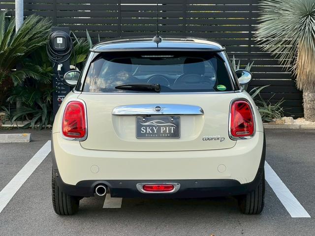 MINI クーパーD 液晶メーター:アクティブクルーズ:ヘッドアップディスプレイ:スマートキー:LEDフォグ:純正ナビ:Bluetooth:Pスタート:ユニオンジャックテールライト:ディーラー記録簿(6枚目)