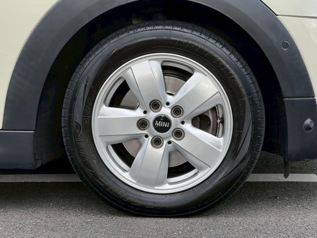 MINI クーパーD 液晶メーター:アクティブクルーズ:ヘッドアップディスプレイ:スマートキー:LEDフォグ:純正ナビ:Bluetooth:Pスタート:ユニオンジャックテールライト:ディーラー記録簿(15枚目)