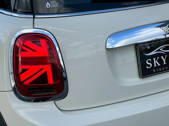 MINI クーパーD 液晶メーター:アクティブクルーズ:ヘッドアップディスプレイ:スマートキー:LEDフォグ:純正ナビ:Bluetooth:Pスタート:ユニオンジャックテールライト:ディーラー記録簿(18枚目)