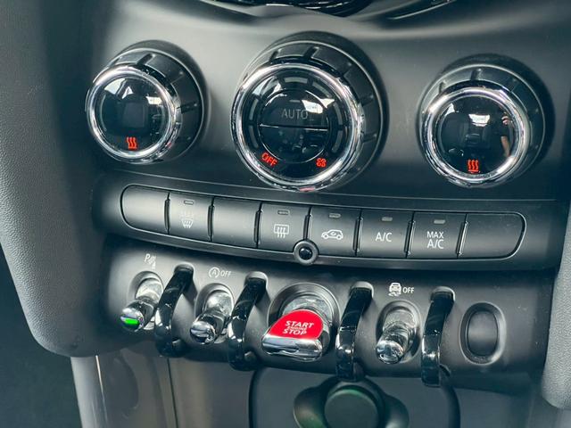 MINI クーパーD 液晶メーター:アクティブクルーズ:ヘッドアップディスプレイ:スマートキー:LEDフォグ:純正ナビ:Bluetooth:Pスタート:ユニオンジャックテールライト:ディーラー記録簿(22枚目)